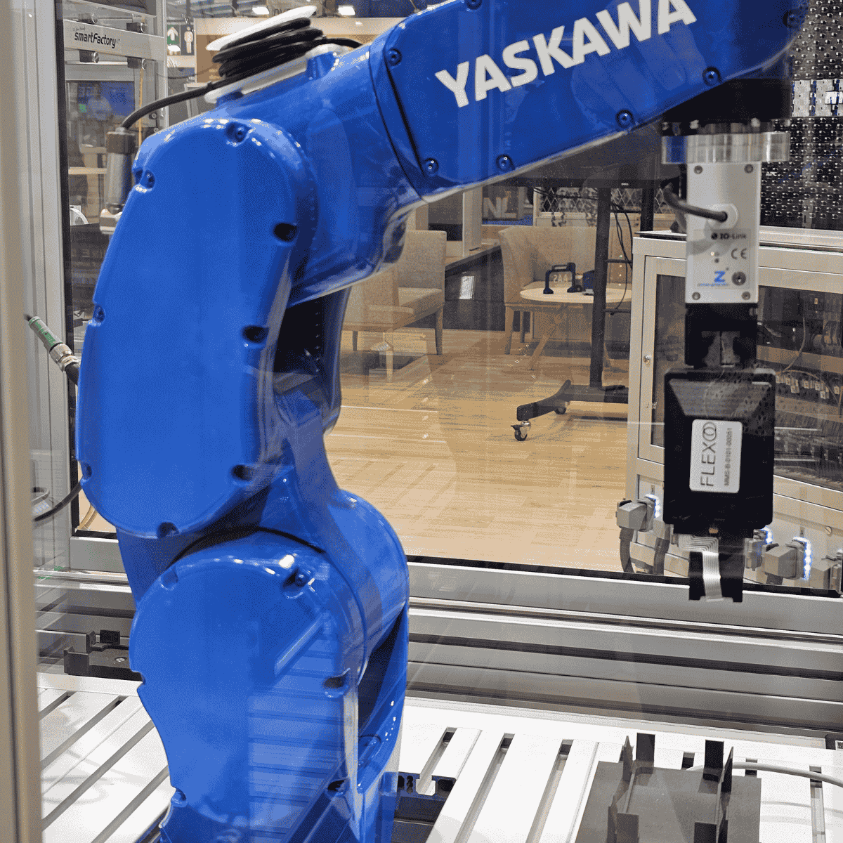 Roboter with gripper