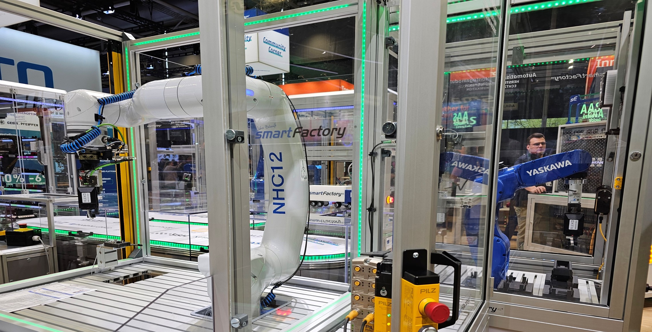 Several roboters with grippers working in a smart factory setting