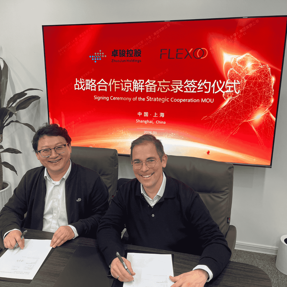 Niu Weidong, Vice President, Zhuojun Holdings Group; Dr. Michael Kröger, Co-Founder & Managing Director, FLEXOO GmbH