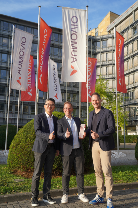Bin Huo from AUMOVIO, Dr. Michael Kröger from FLEXOO, and Dr. Otmar Schreiner from AUMOVIO gather together for the co-pace Pioneering Partner Award