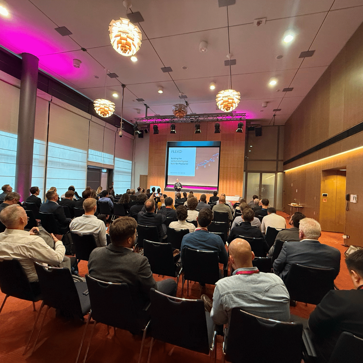 A huge group of people attends the startup pitches at HTVD 2026